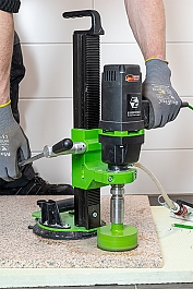 Использование дрели для мокрого алмазного сверления Eibenstock EFB 125 P